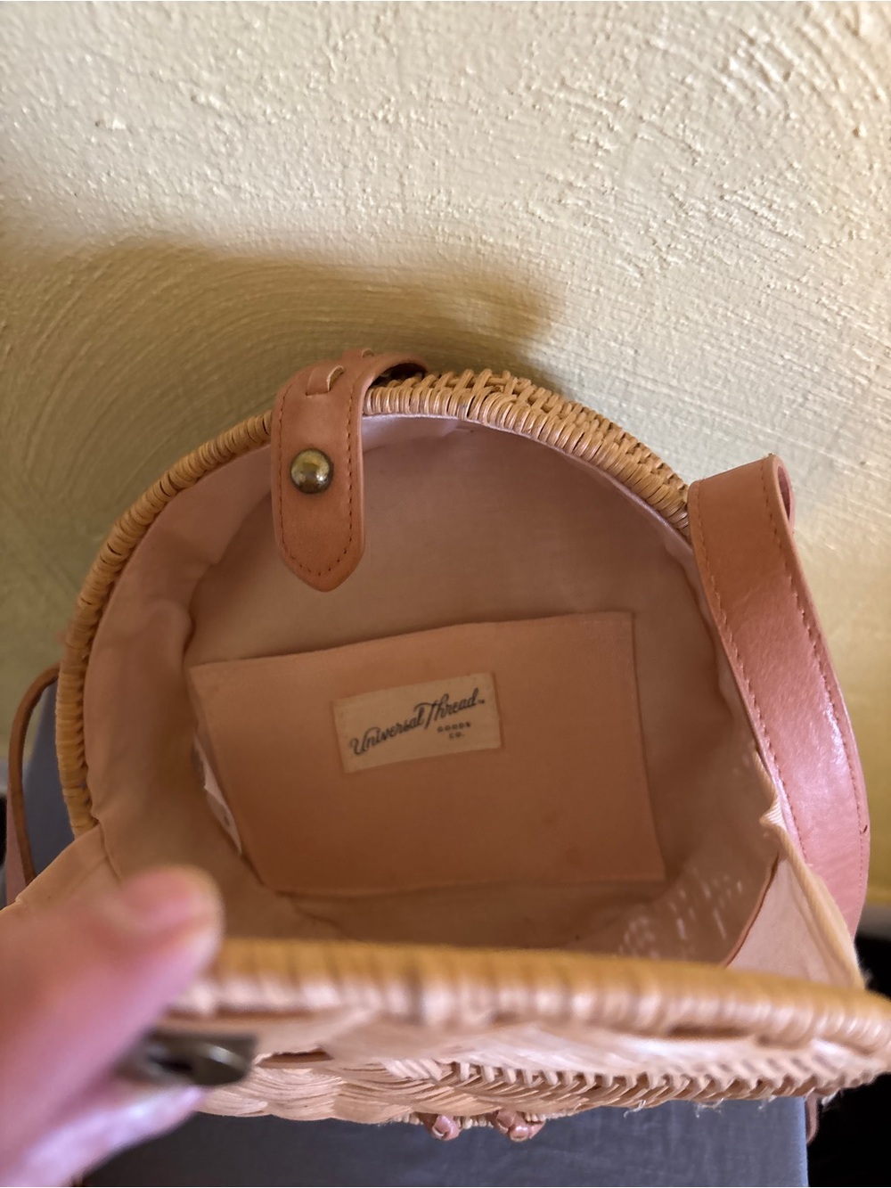 Universal Thread Round Woven Crossbody in Blush and Tan Leather - Picture 2 of 7